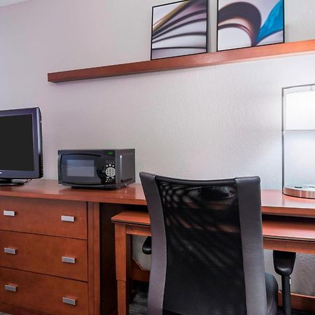 Отель Courtyard Sarasota Bradenton Airport Экстерьер фото