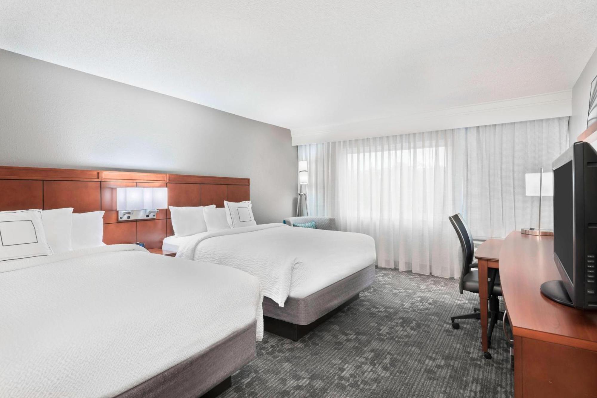 Отель Courtyard Sarasota Bradenton Airport Экстерьер фото