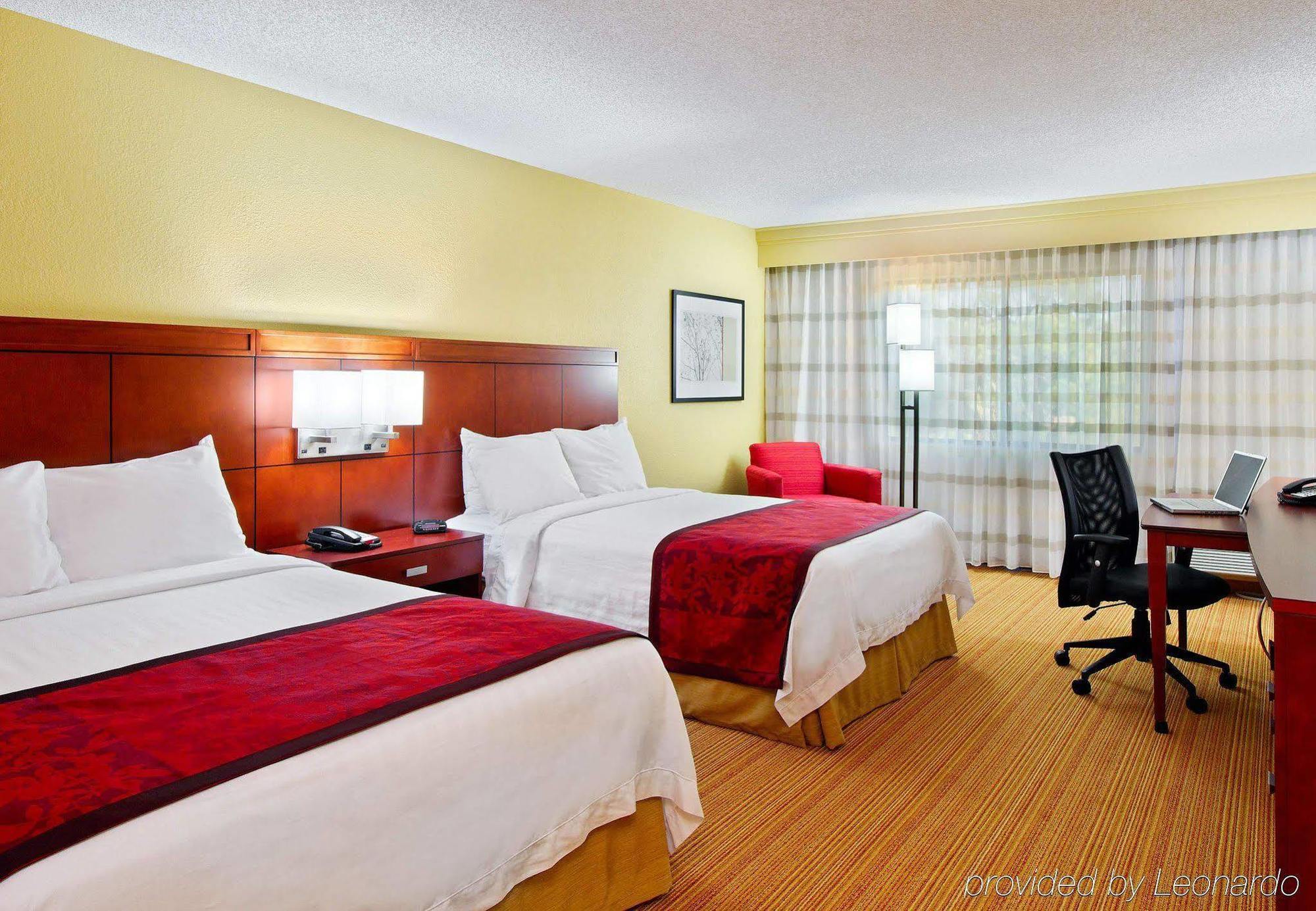 Отель Courtyard Sarasota Bradenton Airport Экстерьер фото