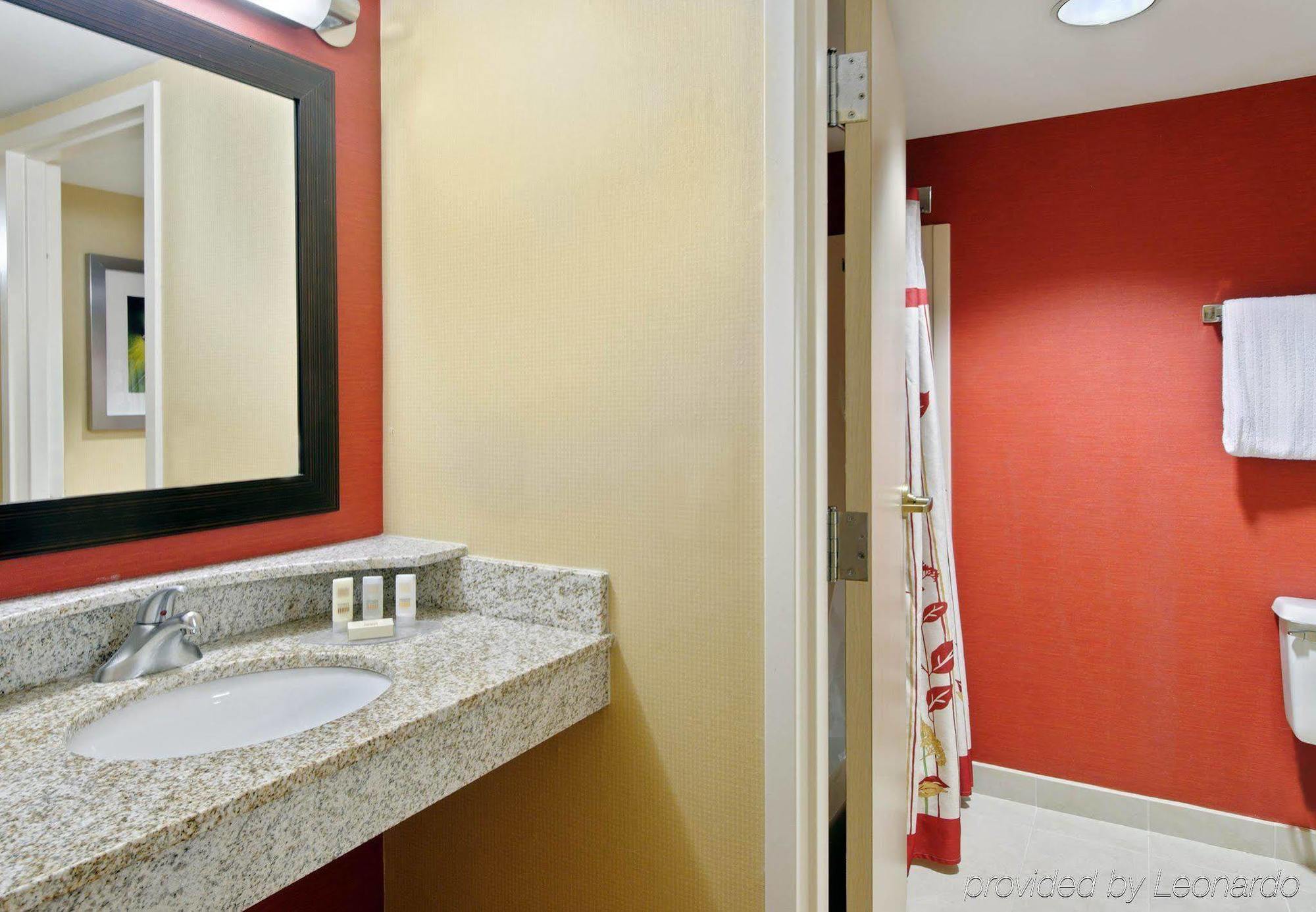 Отель Courtyard Sarasota Bradenton Airport Экстерьер фото
