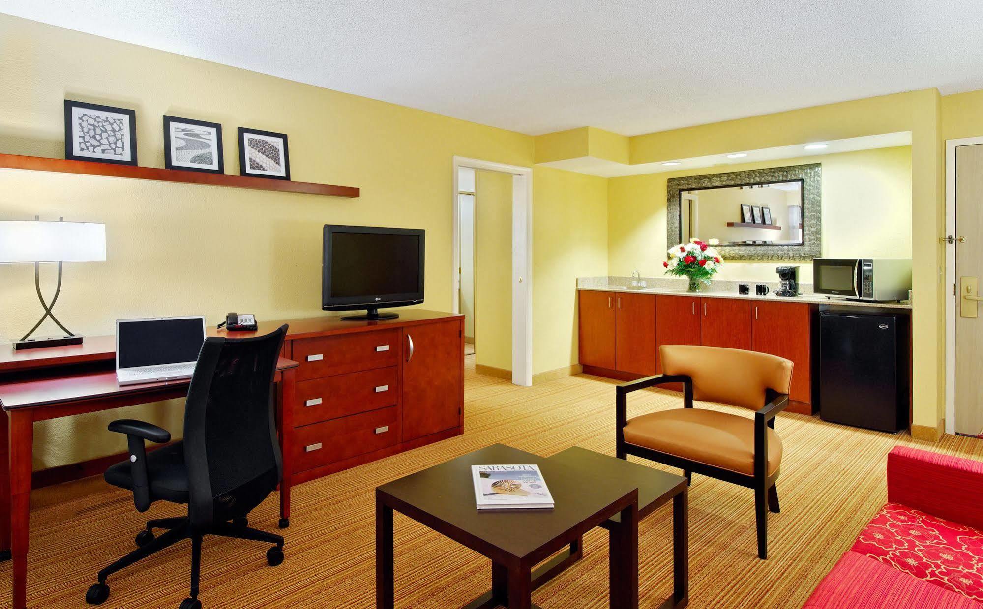 Отель Courtyard Sarasota Bradenton Airport Экстерьер фото